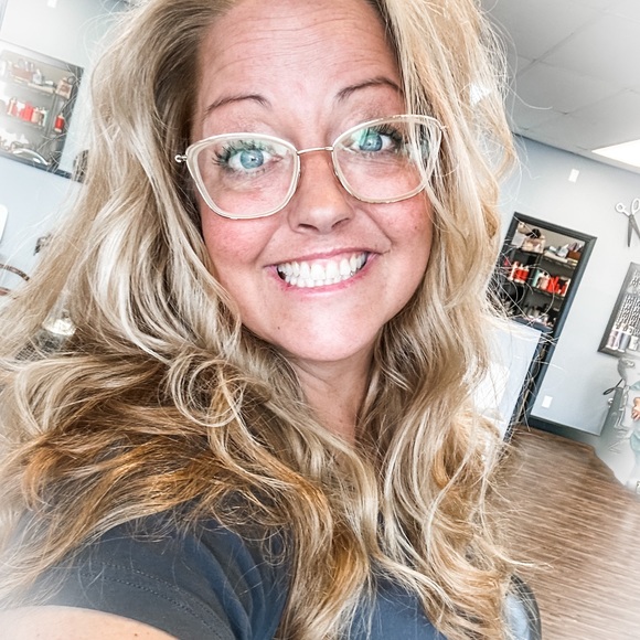 Meet your Posher, Laura - Picture 2 of 2